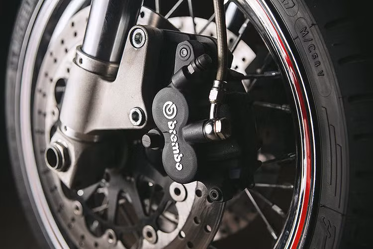 Với thân xe mới, Fast Racer trông năng động và thể thao hơn nhiều so với nguyên bản. Sau khi hoàn thiện kiểu dáng xe, TCD mới bắt đầu nâng cấp hiệu năng cho Thruxton 900 với việc thiết kế lại kết cấu phuộc đơn monoshock hoàn toàn mới ở phía sau. Trong khi đó hệ thống phuộc trước gồm cặp giảm xóc USD Marzocchi lấy từ một mẫu Ducati.