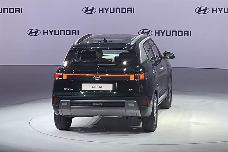 Về nội thất, khoang cabin của Hyundai Creta 2024 cũng có nhiều thay đổi so với bản hiện tại. Trong đó, nâng cấp đáng chú ý nhất là cụm màn hình kép tích hợp cả đồng hồ lái và màn hình giải trí trung tâm có kích thước 10,25 inch. Ngoài ra, xe còn có một màn hình nhỏ nằm ở gần bệ tì tay, dùng để chỉnh điều hòa và các chế độ cài đặt trong xe. Vô-lăng và cần số thiết kế mới. 