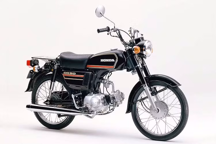 Honda vẫn sử dụng động cơ xi-lanh đơn 4 thì làm mát bằng gió, loại động cơ vận hành êm ái ngay khi xe chạy với tốc độ chậm trong phố. Khi ra mắt đến nay, CD 50 Benly có hai màu đen và xám kim loại được tô điểm bằng bình xăng mang màu đen hoặc màu đỏ kim loại Canopus.