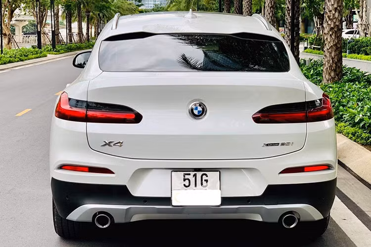 Các phiên bản BMW X4 2019 này cũng theo 3 phong cách khác nhau là xLine, M Sport và M Sport X. Đây được xem là đối thủ cạnh tranh trực tiếp Mercedes-Benz GLC Coupe - đáng chú ý là mẫu GLC 300 4MATIC Coupe tại Việt Nam được nhập khẩu từ châu Âu, giá 2,949 tỷ đồng.