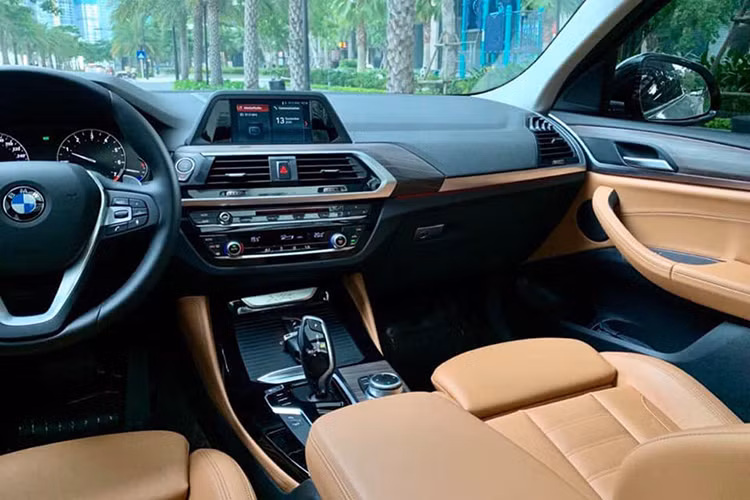 BMW X4 2019 còn nổi bật với vô lăng bọc da tích hợp lẫy chuyển số, ghế lái chỉnh điện và hệ thống âm thanh 12 loa. Công nghệ an toàn cho mẫu xe ngoài những tính năng cơ bản như ABS hay cân bằng điện tử còn hỗ trợ vào cua, kiểm soát hành trình chủ động, cảm biến xung quanh với hệ thống hỗ trợ đỗ xe, cảm biến áp suất lốp, camera lùi và 6 túi khí… 