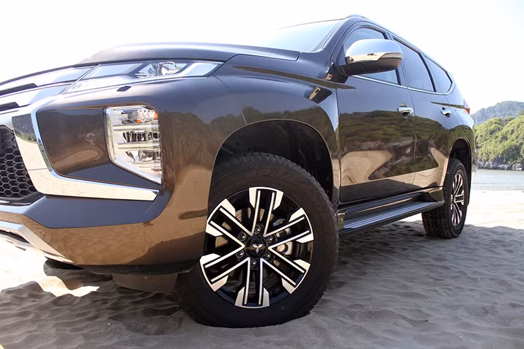 Hệ thống rửa đèn chiếu sáng được trang bị trên Pajero Sport 2020 mới cũng sẽ giúp loại bỏ bụi bẩn và bùn đất bám lên từ đó duy trì hiệu quả chiếu sáng tối đa, tính năng này sẽ giúp người lái có khả năng quan sát tốt nhất, đảm bảo an toàn. Cụm đèn hậu với thiết kế mới đẹp mắt tích hợp công nghệ LED giúp tăng thêm vẻ cuốn hút và nhận diện đặc trưng cho mẫu SUV mới này.