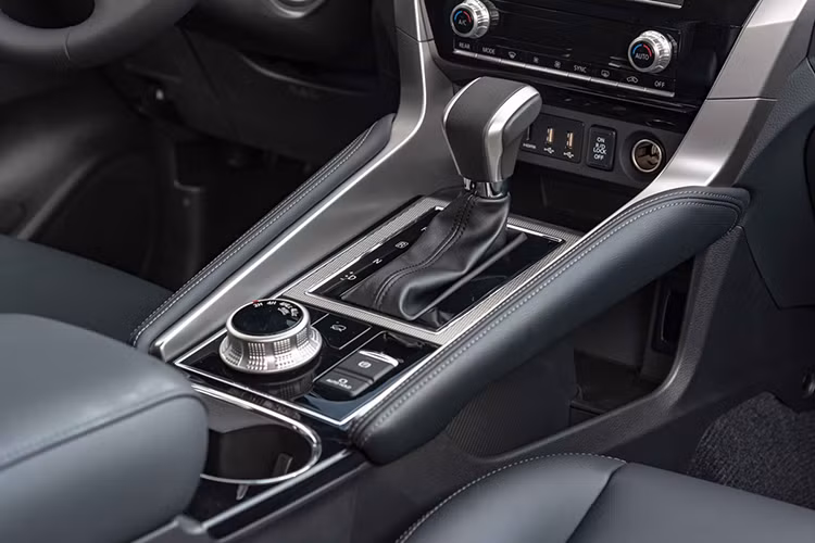 Với phiên bản nâng cấp 2020, Pajero Sport chỉ có 2 phiên bản máy dầu, phiên bản máy xăng V6 3.0L đã bị lược bỏ. Quyết định này đến từ khảo sát khách hàng từ phiên bản trước, nhiều người mua xe SUV ngại động cơ xăng vì độ tiêu hao nhiên liệu, dù xe vận hành mượt và êm ái hơn. Tuy vậy với động cơ dầu được cải tiến, Pajero Sport 2020 mang đến các trải nghiệm khá bất ngờ.