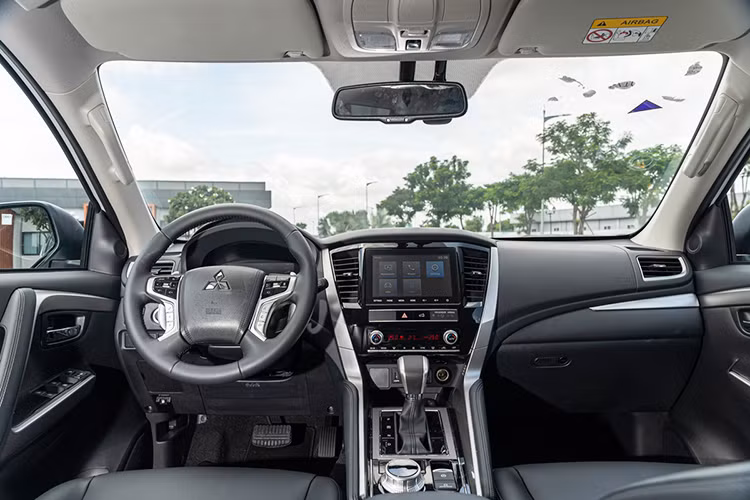 Nội thất xe tập trung nhiều tính năng tiện nghi không thua kém xe sang, một số tính năng cao cấp như chìa khóa thông minh – khởi động bằng nút bấm, gạt mưa tự động, đèn pha tự động, kính chiếu hậu chống chói,… Cụm vô lăng tích hợp nhiều nút bấm mang thiết kế Dynamic Shield đặc trưng của hãng, với thiết kế tổng thể hình chữ X, chứa đầy đủ phím chức năng, từ menu điều hướng, Adaptive Cruise Control cho đến đàm thoại rảnh tay. Chưa hết, lẫy chuyển số bằng kim loại gắn sau vô lăng cũng là trang bị độc đáo của Pajero Sport.