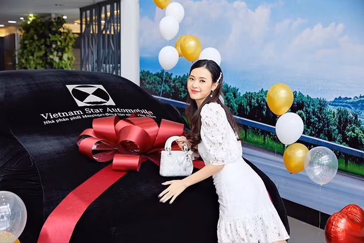 Sau khi chia tay thiếu gia Phan Thành, có vẻ như công việc của Midu lên như "diều gặp gió". Mới đây, cô nàng này vừa tậu thêm một chiếc xe sang Mercedes E-Class 2019 trị giá hơn 2 tỷ đồng để thưởng cho bản thân sau thời gian dài làm việc vất vả. Trước đó, vào năm 2016, cô nàng hot girl xinh đẹp đã từng mua một chiếc Audi hơn 1,6 tỷ đồng.