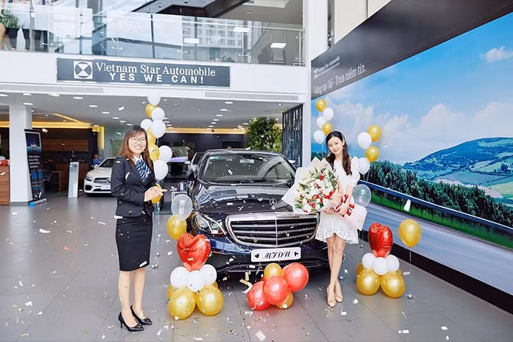 Việc tậu chiếc Mercedes-Benz E-Class phiên bản E200 cũng giúp hot girl Midu gia nhập vào câu lạc bộ những người nổi tiếng tậu xe Mercedes-Benz tại Việt Nam cùng với nhiều đồng nghiệp khác như Tim, Tuấn Hưng, Quang Hà, Ngô Kiến Huy, Miu Lê, Hương Tràm, Gil Lê và Di Băng...