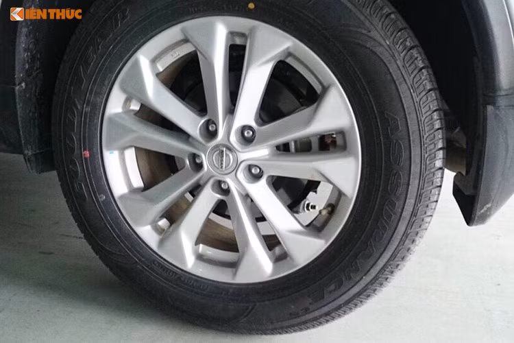 Nissan X-Trail thế hệ mới sở hữu số đo "ba vòng" dài x rộng x cao lần lượt là 4.635 x 1.790 x 1.700 Nm, chiều dài cơ sở đạt 2.630 mm, khoảng sáng gầm 215 mm. Xe được trang bị bộ mâm 5 cánh kép đẹp mắt, "ưa nhìn" hơn so với người tiền nhiệm trước đây.