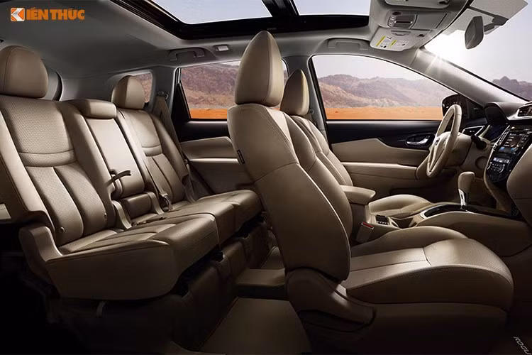 Tại thị trường Việt, X-Trail 2016 có tổng cộng 5 chỗ ngồi, trong đó hàng ghế sau có thể ngồi được 3 người nếu gập tựa tay lên. Tuy nhiên tại một số thị trường, chiếc xe còn có phiên bản 7 chỗ với 3 hàng ghế. Ưu điểm rất lớn của X-Trail ở hàng ghế sau khá rộng và thoải mái, cửa gió độc lập.
