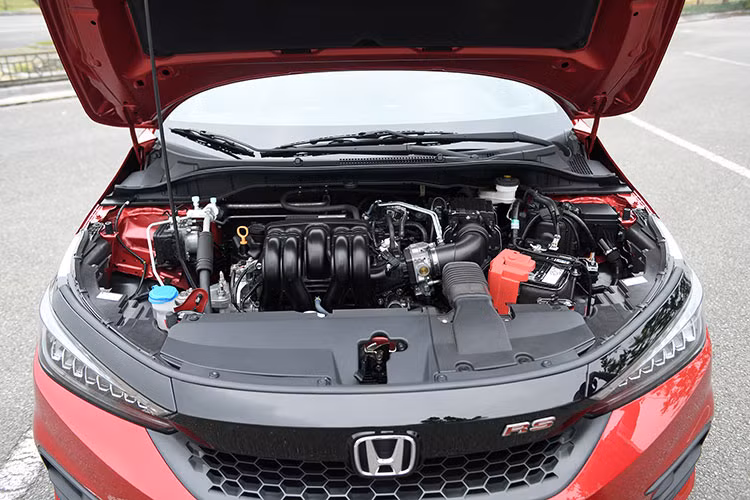 Với Honda City 2021 nhiều người kỳ vọng chiếc xe này khi được bán tại Việt Nam sẽ có tùy chọn động cơ I-3 1.0L Turbo như ở thị trường Thái Lan. Thế nhưng chiếc xe mới của Honda vẫn sử dụng động cơ hút khí nạp tự nhiên I-4 1.5L i-VTEC. Động cơ đã chuyển từ dạng SOHC sang DOHC, công suất được cải thiện thêm 1 mã lực, lên mức 119 mã lực, mô-men xoắn không đổi 145 Nm. Động cơ này tiếp tục kết hợp cùng hộp số tự động vô cấp CVT cũng đã được Honda tinh chỉnh lại.