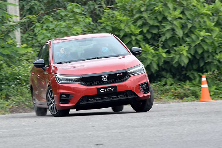 Thông số công suất của Honda City là tốt hơn so với các đối thủ cùng phân khúc trong khi cân nặng giữa 3 chiếc xe này chỉ chênh tầm 20, 30kg nên không khó hiểu khi Honda City là chiếc xe cho cảm giác tăng tốc tốt nhất. Phiên bản 2021 của City còn sử dụng động cơ có trục cam đôi (DOHC), là sự nâng cấp lớn đối với động cơ trục cam đơn (SOHC) của phiên bản trước đó. Tuy nhiên, nhược điểm về độ ồn và rung của động cơ mới của City, nhất là ở vòng tua cao, có vẻ như chưa được khắc phục triệt để.
