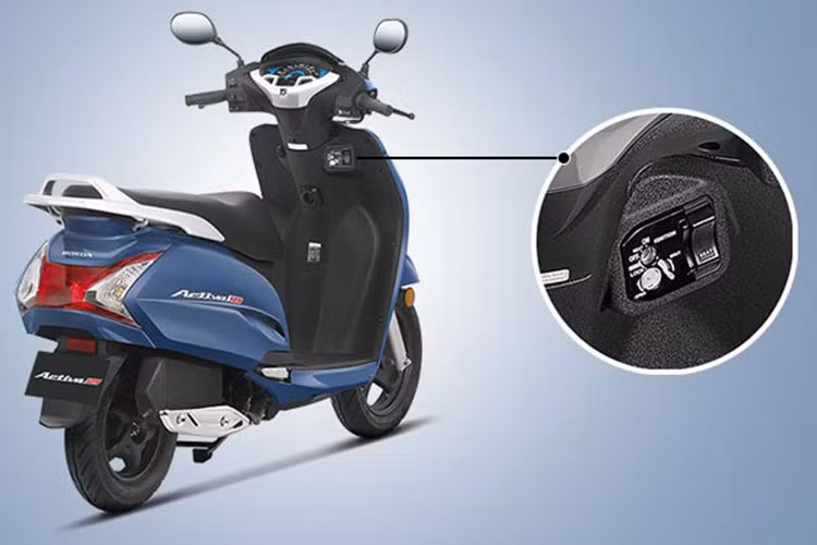 Nâng cao độ tiện dụng so với phiên bản cũ, Activa 125 phiên bản nâng cấp mới này còn được bổ sung thêm móc treo đồ có thể thu gọn ở đầu yên xe, cùng với ổ cắm sạc điện thoại. Nằm bên dưới yên xe vẫn là khoang chứa đồ đủ chỗ để vừa một chiếc mũ bảo hiểm cả đầu.