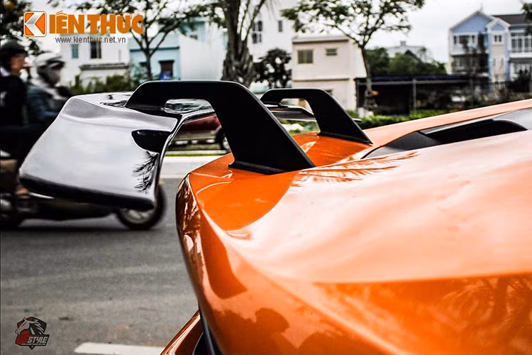 Trong gói độ này còn có thêm cánh gió carbon, nó sẽ giúp siêu xe này làm giảm hiện tượng gió rối loạn ở sau đuôi xe làm đuôi xe mất sự ổn định khi siêu xe này chạy với tốc độ cao.