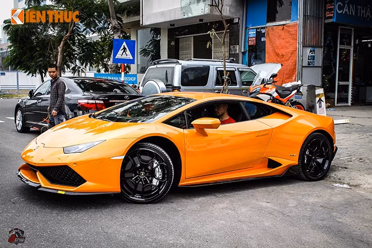 Ngoài dàn áo màu độc được đặt mua, siêu xe này còn được chủ nhân lên bộ bodykit sợi carbon từ hãng độ Vorsteiner trị giá khoảng 350 triệu đồng. ( Được biết, bộ bodykit Vorsteiner này được US style Performane nhập từ Mỹ về Việt Nam).