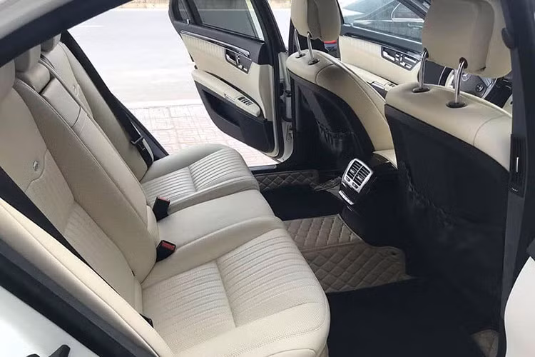 Chính giữa vị trí 2 cửa gió điều hòa là một đồng hồ thời gian có thiết kế tinh tế. Xe sở hữu hệ thống khởi động bằng nút bấm. Hàng ghế phía sau cũng có thiết kế sang trong và tiện nghi. Cửa gió điều hòa riêng biệt, màn hình giải trí gắn tại tựa đầu hàng ghế trước. Ghế ngồi chỉnh điện.