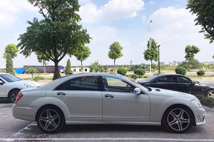 Hiện tại, chưa biết số km của chiếc xe sau gần 10 năm sử dụng, tuy nhiên về ngoại hình và các chi tiết bên trong vẫn còn được giữ gìn khá mới. Được biết, trước đây chiếc xe thuộc chủ sở hữu tại TP HCM và hiện nay đang có mặt ở Hà Nội. Do không còn nhu cầu sử dụng, chủ mới của xe đã quyết định rao bán lại với giá chỉ 980 triệu đồng.