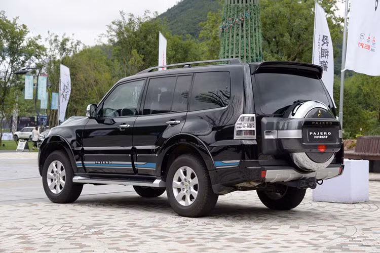 Tương tự như vậy, thiết kế đuôi xe cũng gần như không thay đổi so với Mitsubishi Pajero 2018. Hãng Mitsubishi chỉ bổ sung viền màu bạc cho cụm đèn hậu. Các chi tiết khác như mâm xe, hệ thống gầm, ống xả... không thay đổi nhiều so với phiên bản hiện tại ở một số thị trường.