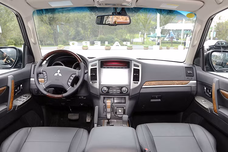 Bên trong xe, thiết kế tổng thể của nội thất giữ nguyên như trước. Tuy nhiên, hãng Mitsubishi đã cố gắng làm mới bằng cách bổ sung màn hình thông tin giải trí cỡ lớn, tương thích với Apple CarPlay và Android Auto. Thêm nữa là tính năng ra lệnh bằng giọng nói và sạc điện thoại thông minh không dây để đáp ứng nhu cầu của khách hàng hiện đại.