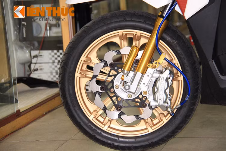 Dàn chân được trang bị khá nổi bật với cặp mâm độ thiết kế 5 chấu màu đồng cực kỳ độc đáo, bên cạnh đó là cụm heo Brembo và đĩa Braking cỡ lớn. Cặp phuộc trước được trang bị mới với đồ chơi tích hợp bình dầu.