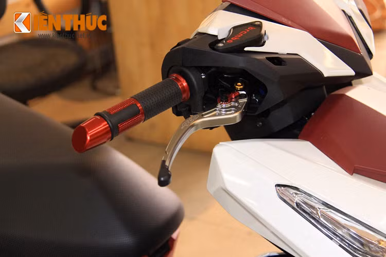 Mặc dù đã được nhà sản xuất Honda tại Indonesia thiết kế mang phong cách thể thao, cá tính. Nhưng chiếc xe tay ga này khi về Việt Nam vẫn được người chơi trang bị hàng loạt phụ kiện hàng hiệu như; tay thắng CRG RC2, bao tay Rizoma Lux và gù xéo Rizoma...