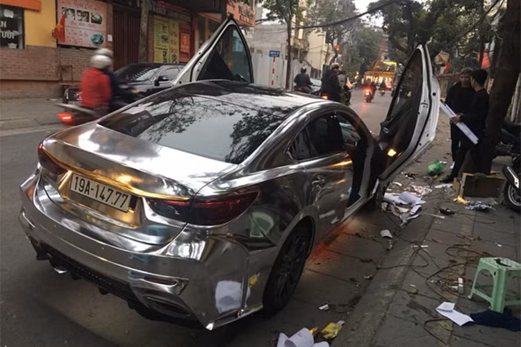 Ngoài ra, vào những ngày sát Tết Mậu Tuất 2018, chủ nhân của chiếc xe này cũng kỳ công mang ra một con phố tại Hà Nội tân trang lại hoàn toàn ngoại thất với vỏ bọc decal chrome bóng loáng lạ mắt.