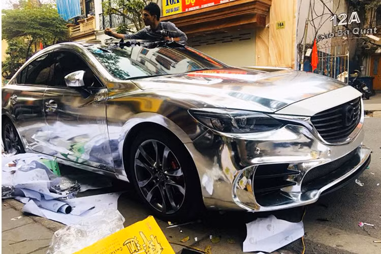 Chi phí để độ cửa kiểu Lamborghini là từ 20 triệu đồng tùy theo từng mẫu xe được độ. Với bản độ này, cửa có thể mở theo 2 chế độ. Khi đẩy ngang, cửa sẽ mở theo hướng thông thường và đẩy lên trên cửa sẽ mở theo kiểu cắt kéo như những dòng siêu se "hàng khủng" hiện nay. 