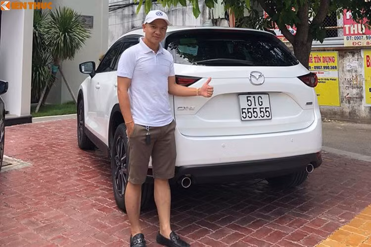 Trong ảnh là một chiếc xe Mazda CX-5 đời 2018 với biển số "ngũ quý 5", nó từng được chủ nhân rao bán với giá lên đến 2,4 tỷ đồng tại Sài Gòn. Tất nhiên mức giá này chủ yếu được bán kèm với biển số 51G-555.55. 