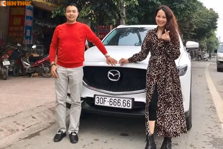 Gần đây nhất, một chiếc Mazda CX-5 khác mang biển ngũ quý 6 tại Hà Nội (30F-666.66) cũng đã được chủ nhân chào bán với giá tới 3 tỷ đồng. Ngay sau khi rao bán, những chiếc xe biển "độc, khủng" này cũng nhanh chóng đến tay chủ mới là những đại gia đam mê sưu tầm...