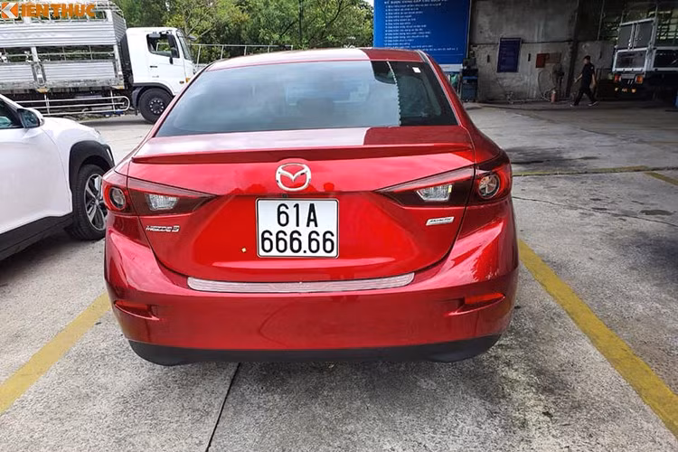Bên cạnh đó, số 6 là con số thuận lợi và may mắn nhất theo quan niệm của người Trung Hoa, cách viết số 6 thể hiện lộc sinh ra sẽ luôn đi thẳng vào nhà và không biến mất. Số 6 là số lộc cho nên người dùng biển số "lục quý 666666 "sẽ thuận buồm xuôi gió.