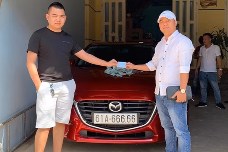 Trước đó, chiếc xe Mazda3 biển khủng 61A-666.66 thuộc quyền sở hữu của anh Trương Hoài Ân (sinh năm 1994 tại Tân Uyên, Bình Dương). Không lâu sau khi bốc được biển số "toàn lộc" này, anh Ân quyết định bán lại chiếc Mazda3 cho anh Tâm một dân chơi chuyên sưu tập xe biển số đẹp tại Đồng Nai với mức giá gần 2 tỷ đồng.