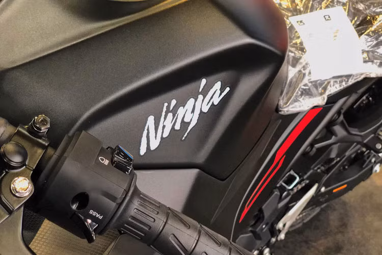 Trên mẫu xe môtô thể thao cỡ nhỏ này, bộ quây hai bên thân xe của Ninja 250 ABS 2018 cũng đã được thiết kế lại tạo cảm giác chắc chắn và liền mạch hơn. Hai bóng đèn báo rẽ đặt thấp hai bên thân xe thay vì đặt trên gương chiếu hậu như một số mẫu sport-bike cỡ lớn của Kawasaki.