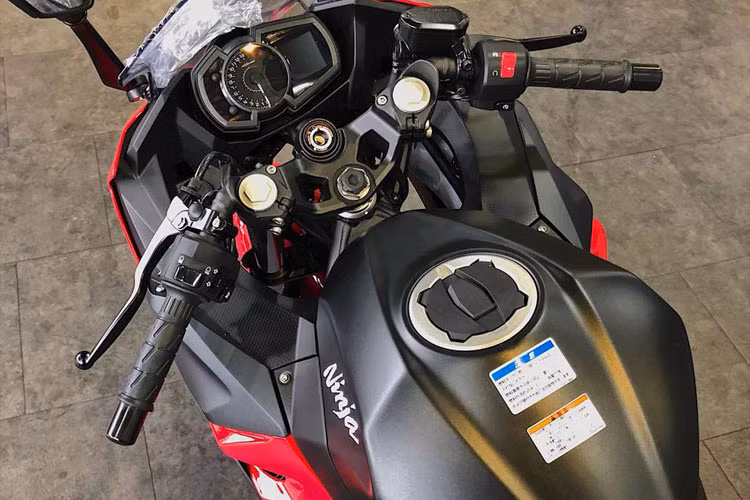 Hãng xe máy Kawasaki đã thiết lập mục tiêu cho chiếc Ninja 250 “nhẹ, nhỏ gọn, dễ dàng sử dụng và sử lí tuyệt vời. Một bộ khung lưới mắt cáo kết hợp tất cả các thành phần giúp chiếc xe có khả năng xử lý thể thao. Cụm đồng hồ của xe chia đôi với dạng kim chỉ vòng tua máy, màn hình lcd hiển thị tốc độ và các thông số cơ bản khác...