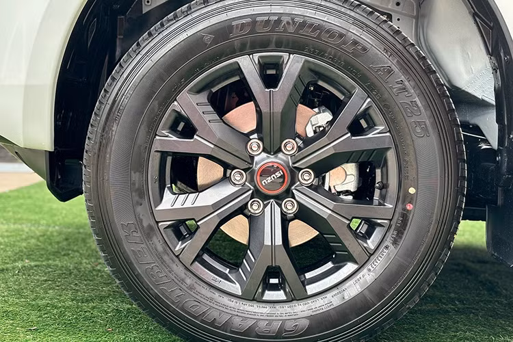 Nhờ chương trình giảm giá sâu, Isuzu D-Max có thể cạnh sòng phẳng với loạt xe cùng phân khúc như Mitsubishi Triton, Ford Ranger, Toyota Hilux. Tuy nhiên, đây không phải cú hích giúp D-Max cải thiện doanh số.