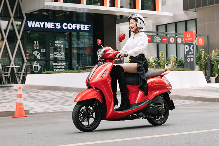 Hoa hau Thuy Tien bat mi bi quyet song xanh cung Yamaha Grande Hybrid-Hinh-6