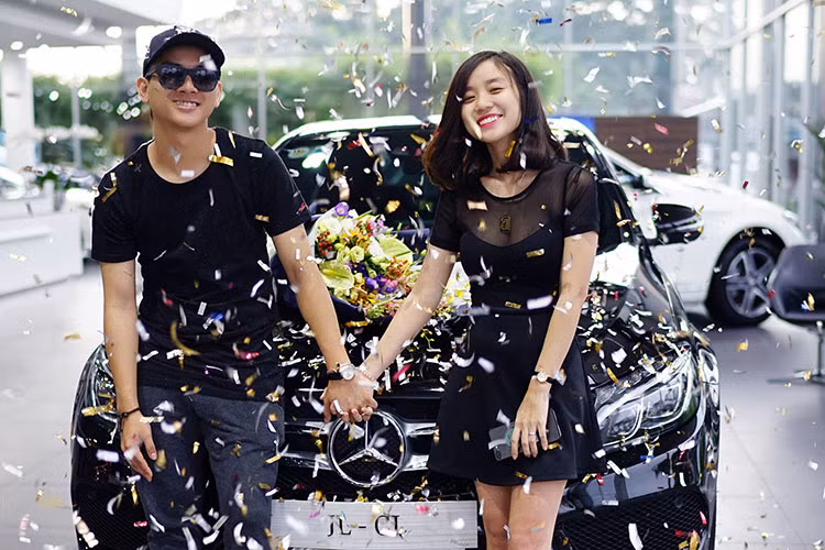 Đi cùng Hoài Lâm đến buổi bàn giao chiếc xe sang còn có bạn gái của anh và bộ đôi này còn diện đồ "tông xuyệt tông" với ngoại thất chiếc C300 AMG mới. Về thiết kế, mẫu xe thế hệ mới này sở hữu ngoại hình trẻ trung và cá tính hơn rất nhiều so với thế hệ cũ