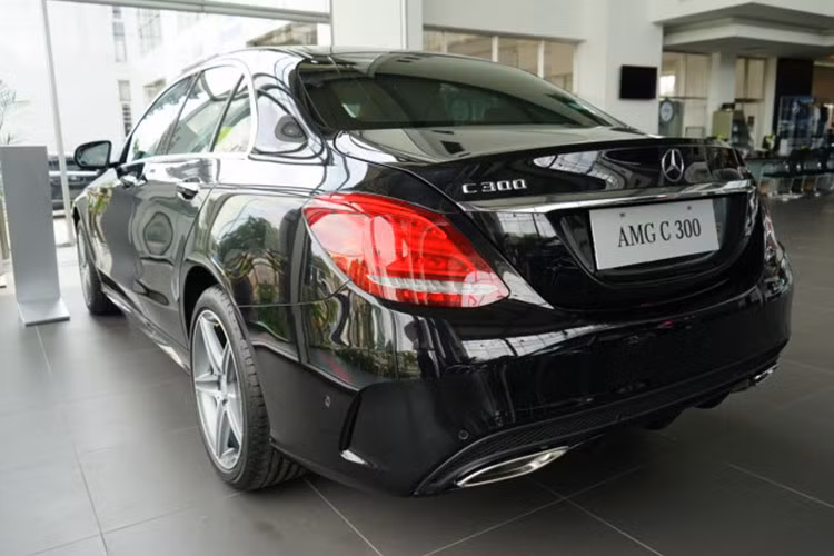 Về thiết kế, C300 AMG mang đầy đủ những đặc trưng của dòng C-Class thế hệ mới. Xe sở hữu nắp ca-pô dài cùng những đường nét bồng bềnh. Mặt trước nổi bật với lưới tản nhiệt 2 nan, đèn pha LED sặc sảo, mâm 5 chấu AMG. Phía sau đuôi xe không có nhiều sự khác biệt so với đàn em C250 AMG. Xét tổng thể, nó trông hiện đại hơn và có khả năng hấp dẫn khách hàng trẻ tuổi.