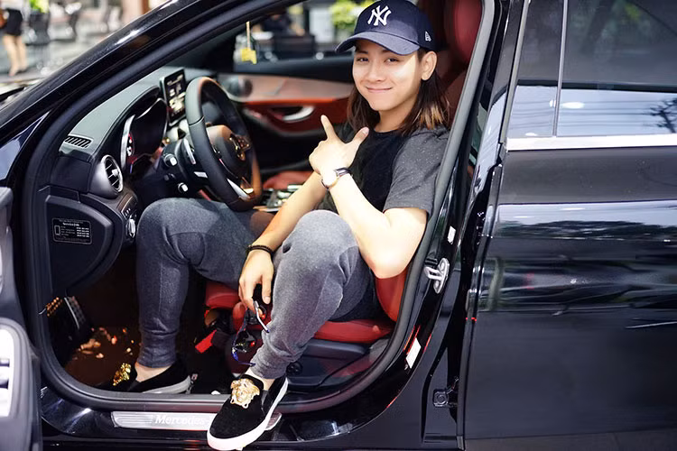 Nội thất của Mercedes-Benz C300 AMG thế hệ mới này sẽ bao gồm hệ thống đèn viền Ambient Lighting 3 màu, hệ thống loa Burmester 13 loa công suất 590W, điều hòa tự động Air-balance, nước hoa với 4 mùi hương tùy chọn. Hệ thống dẫn đường và GPS tích hợp bản đồ 3D. Hệ thống treo, cách âm đều cải tiến.