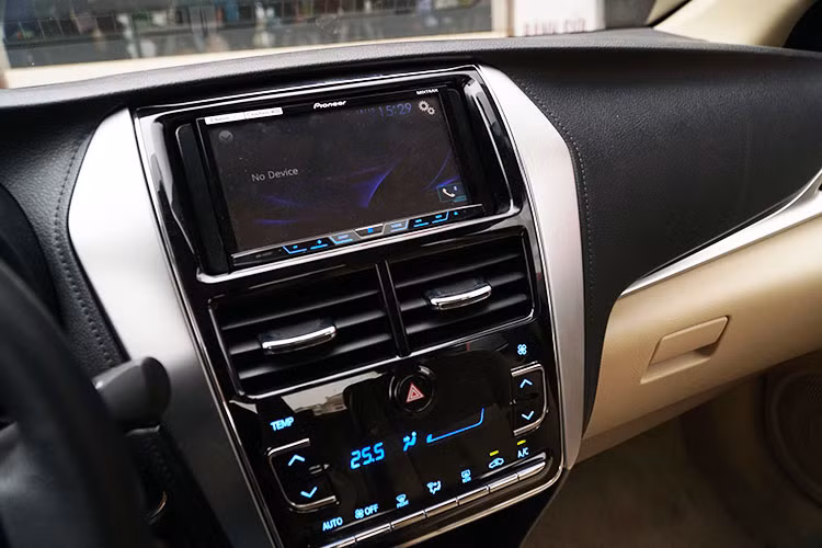 Trang bị an toàn cũng là điểm đáng chú ý tiếp theo của mẫu Toyota Vios hoàn toàn mới. Mẫu xe này được bổ sung thêm hệ thống cân bằng điện tử, hỗ trợ khởi hành ngang dốc, phanh ABS và cảm biến lùi cùng 7 túi khí. Đáng tiếc là mẫu xe này không được trang bị camera lùi.