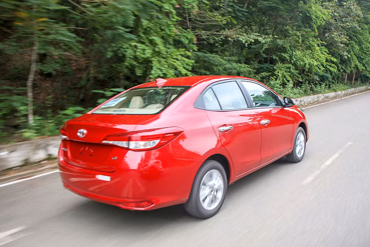 Toyota Vios 2018 được trang bị hệ thống cân bằng điện tử (VSC) nên khi vào cua hay đánh lái gấp, thân xe vẫn khá ổn định, không bị chòng chành. Dù đánh lái hay vào cua ở tốc độ cao, chiếc xe vẫn cảm giác an toàn - đây được xem là điểm đáng tiền trên Toyota Vios thế hệ mới. Ngoài ra, hệ thống chống bó cứng phanh ABS, phân phối lực phanh điện tử EBD... cũng được xem là thế mạnh của mẫu sedan cỡ B này. 