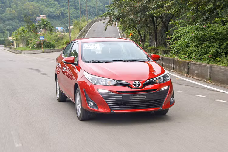 Từ từ đạp ga để tăng tốc và giữ nguyên ở khoảng vòng tua máy trung bình, Vios mới đã chứng minh rằng nó không phải là chiếc xe được sinh ra dành cho những người ưa cảm giác lái mạnh mẽ, thể thao. Thay vào đó, "thế mạnh" của Vios là những con đường cao tốc thẳng khi ở tốc độ hơn 100 km/h, động cơ và hộp số của xe vẫn hoạt động một cách trơn tru và êm ái mà không có dấu hiệu "đuối sức"
