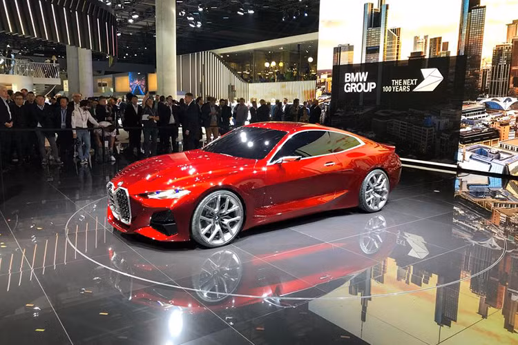Kiểu dáng coupe cuốn hút trên xe còn được BMW tài tình bẻ góc ở những điểm quan trọng để tạo nên sự khác biệt, hòa quyện giữa sự mềm mại với một hình ảnh tươi mới cứng cáp hơn so với các dòng xe coupe thuôn mượt truyền thống. Các bộ mâm cỡ lớn 21-inch thiết kế 5 chấu kép kiểu chữ Y góp phần tăng thêm vẻ chắc khỏe cho ngoại hình.