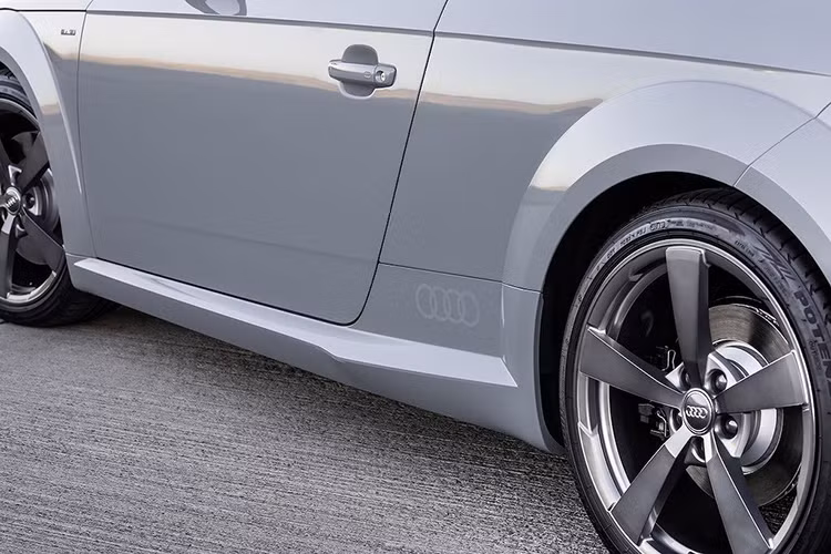 Để chào mừng dịp đặc biệt này, hãng xe sang Audi đã vừa công bố phiên bản đặc biệt của TT với tên gọi 20th Anniversary Edition. Được bán với cả 2 kiểu thân xe là coupe và mui trần, Audi TT 20th Anniversary Edition lấy cảm hứng từ chiếc concept TTS đầu tiên được ra mắt vào năm 1995.