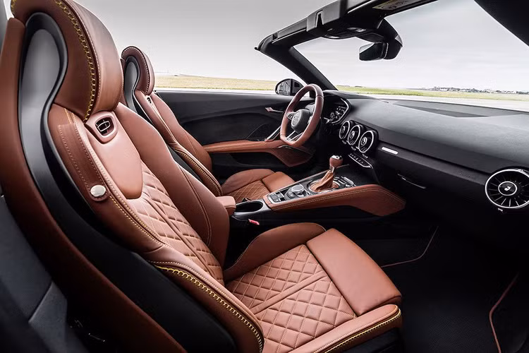 Ngoài những điểm mới được trng bị, phiên bản Audi TT 20th Anniversary Edition sẽ vẫn được trang bị động cơ xăng 4 xi-lanh tăng áp 2.0l mạnh 228 mã lực, đi kèm hộp số tự động ly hợp kép S Tronic 7 cấp.