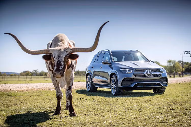 Cụ thể, tại thị trường châu Âu, mẫu xe Mercedes-Benz GLE 2020 mới sẽ được cung cấp 3 hệ truyền động dầu diesel. Bắt đầu với GLE 300d 4Matic, bản này sử dụng động cơ dầu diesel tăng áp 2.0 lít 4 xi-lanh, sản sinh công suất 242 mã lực tại 4.500 vòng/phút và 500Nm mô-men xoắn cực đại ở khoảng 1.600 - 2.400 vòng/phút.