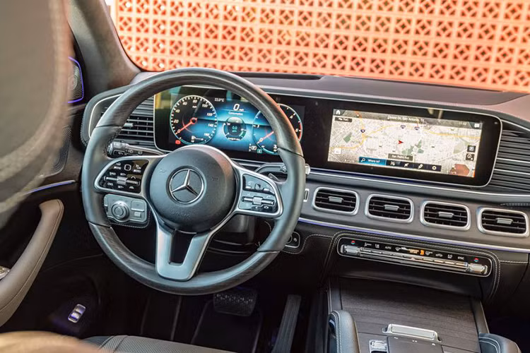 Cuối cùng, đối với những khách hàng tìm kiếm một chiếc Mercedes-Benz GLE máy dầu mạnh mẽ hơn nữa, hãng xe sang Đức sẽ cung cấp phiên bản 400d 4Matic, xe sử dụng bản nâng cấp của động cơ 2,9 lít 6 xi-lanh thẳng hàng, kết hợp với sự hỗ trợ của bộ EQ Boost.
