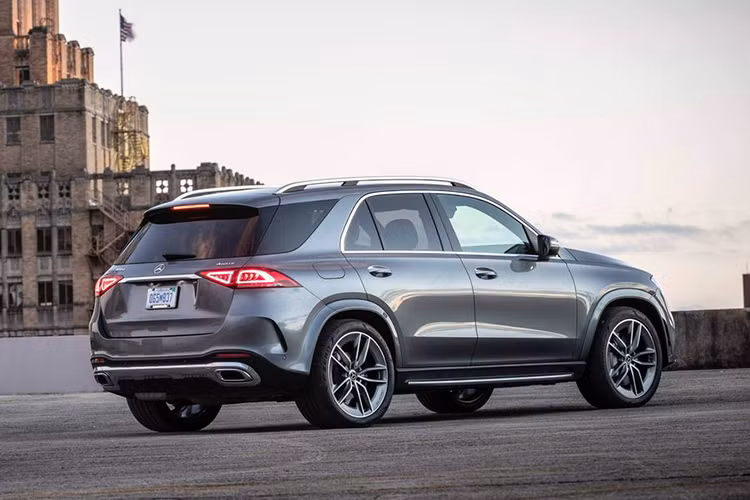 GLE 300d 4Matic cũng có khả năng hiệu suất khá tốt, tăng tốc từ 0 - 100 km/h trong 7,2 giây, trước khi cán tốc độ tối đa 225 km/h. Tất cả các phiên bản của GLE mới đều được trang bị hộp số tự động 9 cấp 9G-Tronic, và như tên gọi, đều sử dụng hệ dẫn động 4 bánh toàn thời gian.