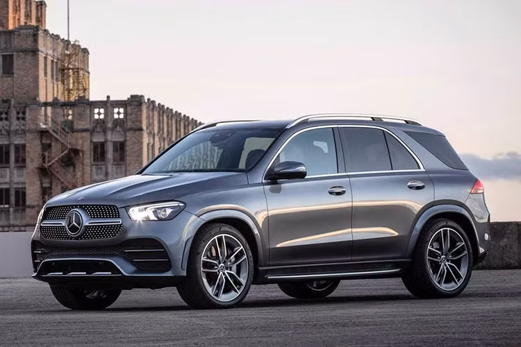 Tất nhiên, phiên bản Mercedes-Benz GLE 300d 4Matic sẽ có mức giá rẻ nhất, và cũng tiết kiệm nhiên liệu nhất trong phạm vi, xe chỉ tiêu thụ 6,1 - 6,4 lít / 100km, lượng khí thải CO2 tương ứng là 161 - 169 g/km.