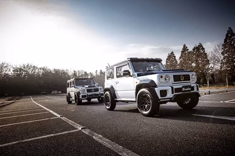 Qua những bàn tay “biến hoá” lành nghề, chiếc Suzuki Jimny không khác gì một chiếc Mercedes-Benz G-Class hàng khủng bởi những chi tiết được hoàn thiện rất giống bản gốc. Điểm khác biệt chỉ nằm ở kích thước của Jimny nhỏ hơn hẳn so với bản gốc G-Class.