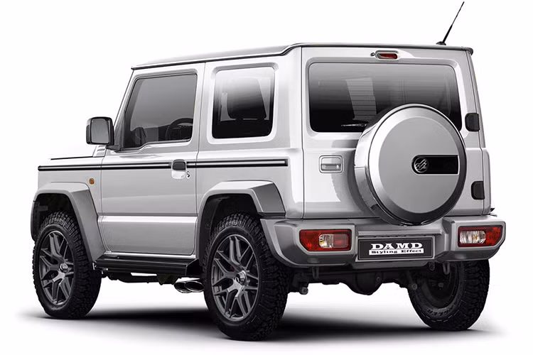Phía đuôi xe, ngoài bộ bodykit được thay mới thì thiết kế chung của Jimny vẫn được Liberty Walk giữ nguyên. Bộ lốp dự phòng vẫn được giữ lại để tăng tính thẩm mỹ cho xe. Cụm ống xả kép đặt gọn gàng bên hông với sự tinh chỉnh lại cho cái nhìn khoẻ khoắn hơn.
