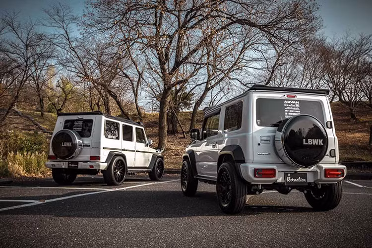 Phía bên hông, mẫu xe Suzuki Jimny 2018 chỉ có thiết kế 2 cửa, điều này khác với thiết kế 4 cửa trên G-Class. Tuy nhiên về tổng thể xe vẫn mang hơi hướng vuông vức đặc trưng của “ông vua địa hình”, mặc dù hai chiếc xe này có sự chênh lệch lớn về kích thước.