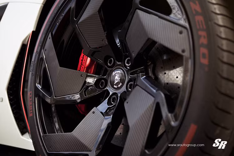 Mới đây, các thành viên của showroom SR Auto Group đã tích hợp bộ mâm này lên phiên bản đặc biệt Lamborghini Aventador Pirelli Edition.
